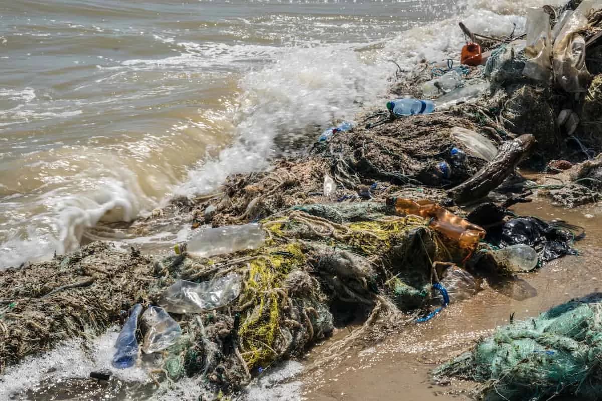 Geborgene Geisternetze werden zu Heal the Sea Produkten