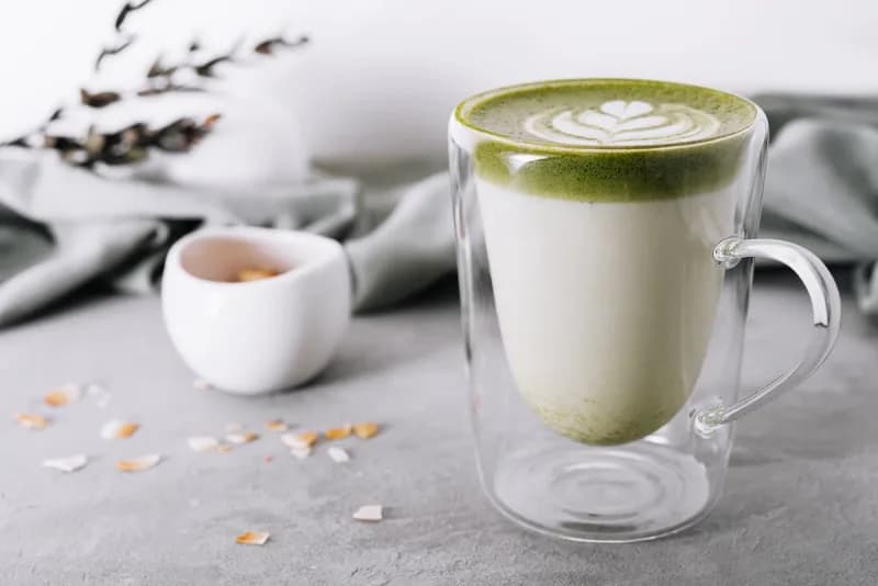Warmer Matcha Latte in einer Tasse mit feinem Schaum