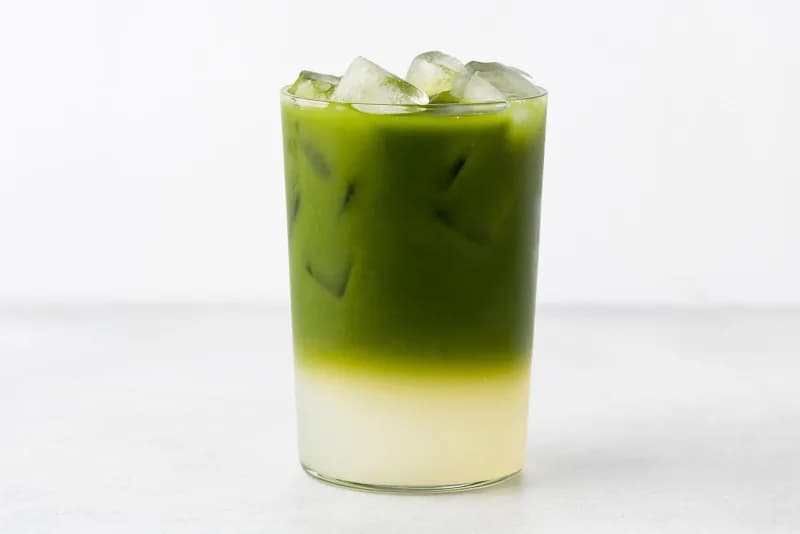 Geschichtete Matcha Lemonade mit grünem Matcha und gelber Limonade