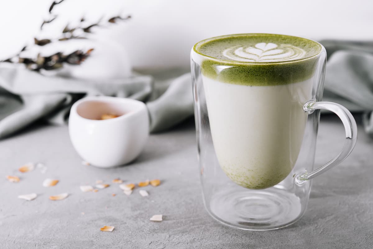 Warmer Matcha Latte in einer Tasse mit feinem Schaum