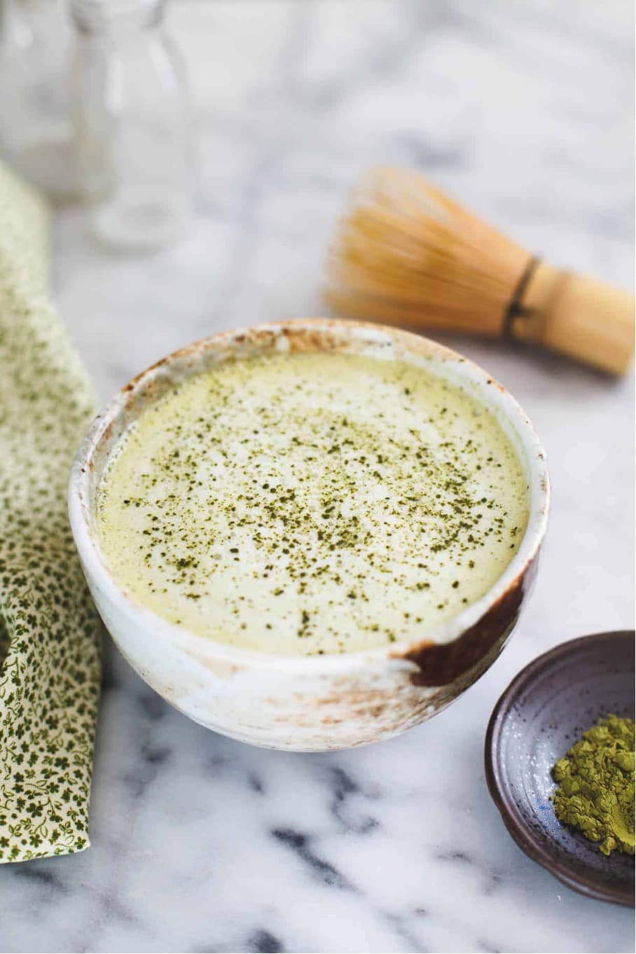 Matcha Latte mit weisser Schokolade in einer Tasse