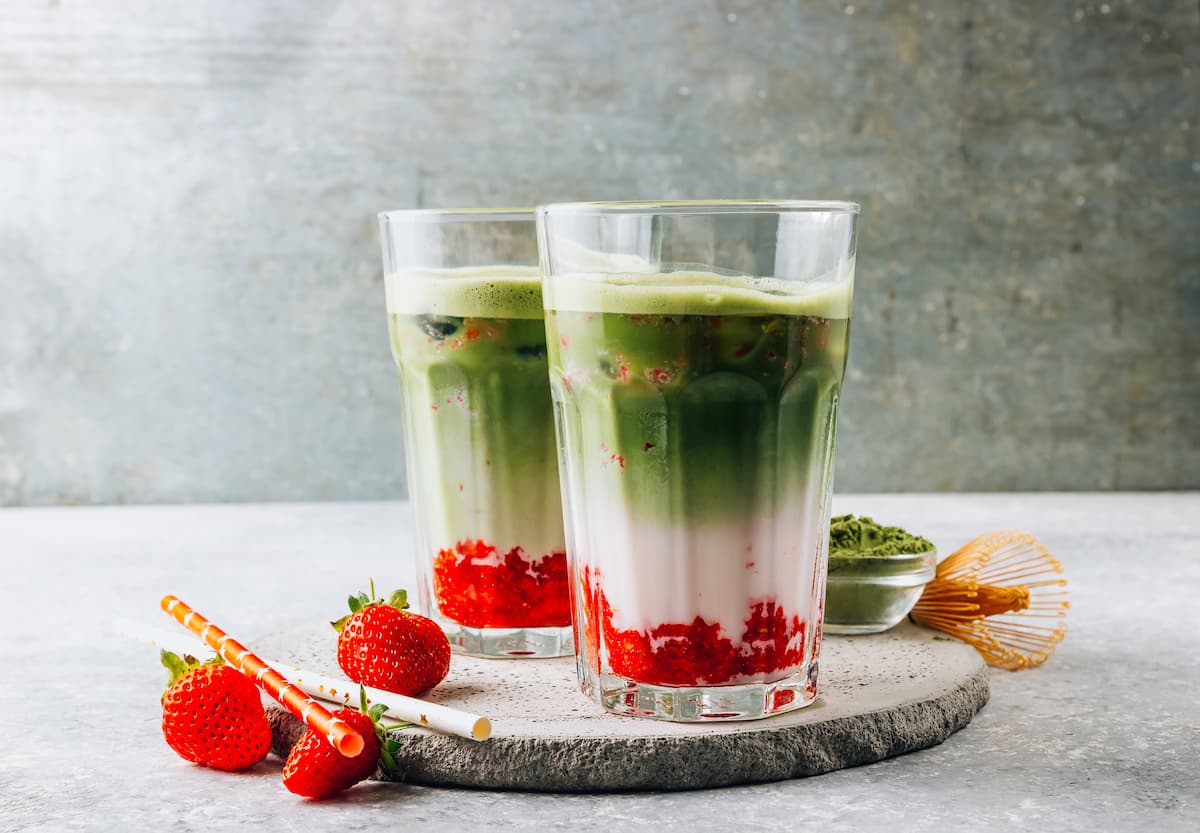 Strawberry Matcha Latte mit Erdbeeren und Eiswürfeln